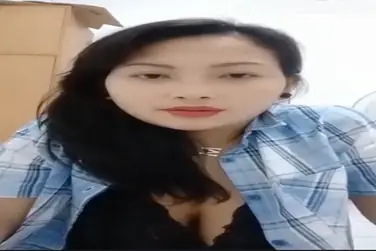 Live Show Panas Host Cantik Pamer Bodi Menggoda
